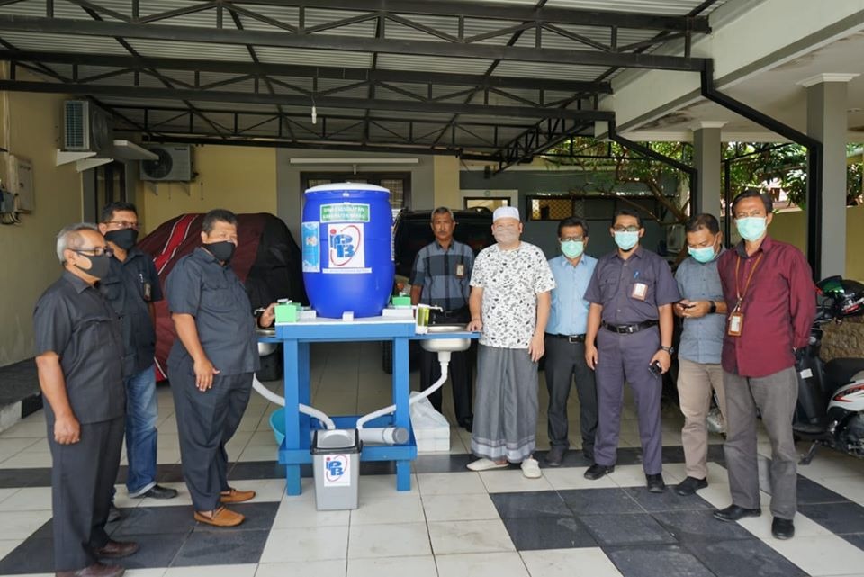 Cegah Penularan COVID 19 IPB Serahkan Tempat Cuci Tangan 