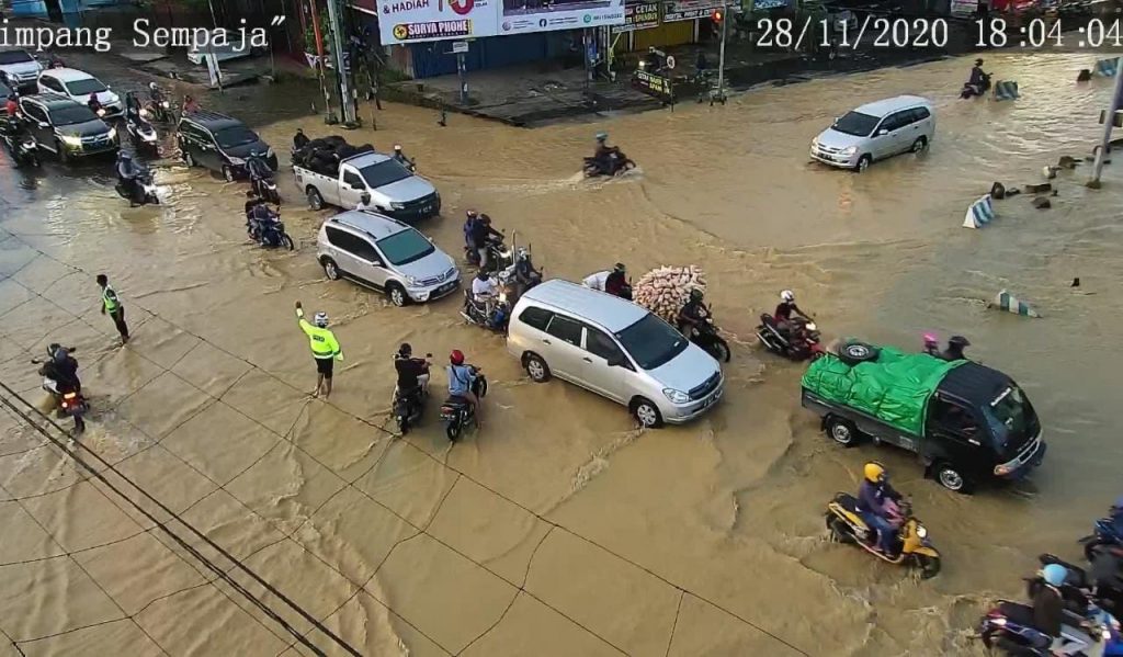 Hujan Berjam Jam Rumah Di Samarinda Terkena Longsor Niaga Asia