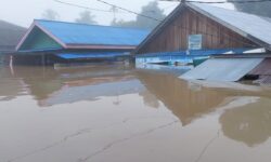 Banjir Putus Jalan Kutai Barat ke Mahakam Ulu