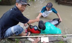 Banjir Balikpapan Seret Siswi SMK Hingga 30 Meter