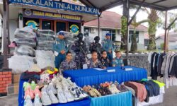 Tim SFQR TNI AL Amankan 50 Karung Pakaian dan Sepatu Bekas Merk Branded