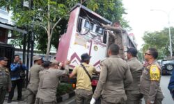 Satpol PP Balikpapan Segera Tertibkan Pom Mini-BBM Botol Eceran di Jalan Kampung