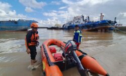 Jatuh di Antara Dua Tongkang, Siswaji Tenggelam di Sungai Mahakam