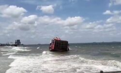 Diterjang Ombak, Kapal LCT Hamota Kandas di Pantai Kilang Mandiri Balikpapan