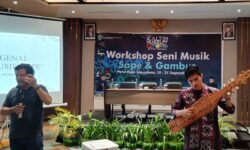 Teknik Dasar Bermain Sape’ dan Gambus Diperkenalkan Melalui Workshop