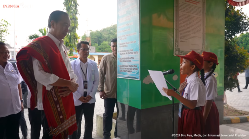 The moment Jokowi was greeted with poetry by two students at a primary school in West Sumba