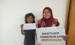 20 Anak Kurang Mampu di Samarinda Terima Bantuan Pendidikan dari Rumah Zakat