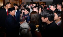 Presiden Prabowo Disambut Hangat Mahasiswa dan Warga  Indfonesia di Beijing