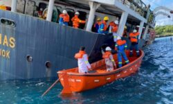 Ditpolairud Polda NTT Berhasil Evakuasi Awak Kapal Kargo MV Kuala Mas di Perairan Kupang