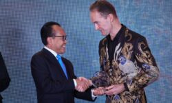 Sesmenko Susiwijono Menerima Penghargaan Prosperity Awards dari Inggris