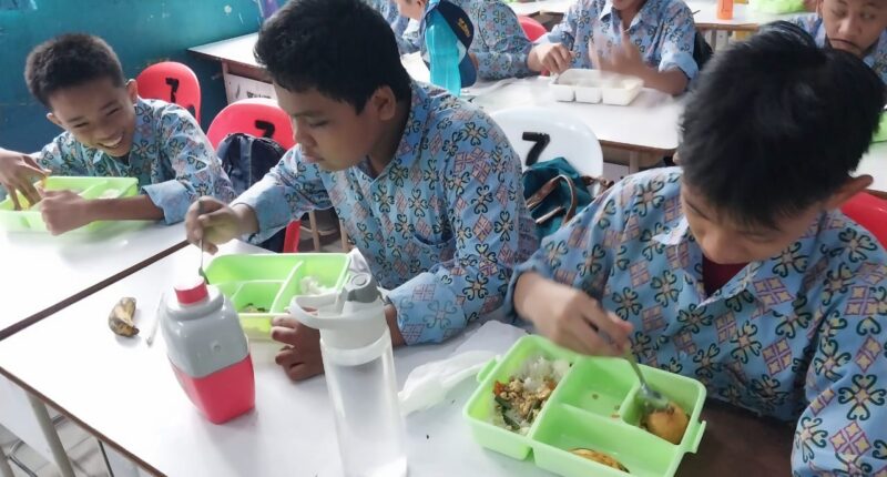 285 Pelajar Kelas VII SMPN 2 Nunukan Tidak Kebagian MBG